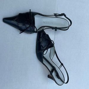 Anne Klein size 5 1/2 black leather heel with subtle green detail